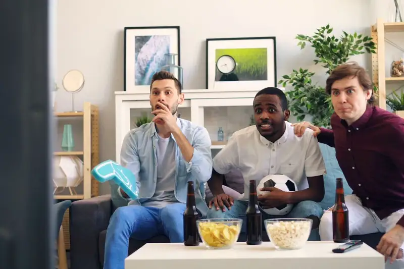 Three friends reacting to a football match – JLPUB sportsbook
