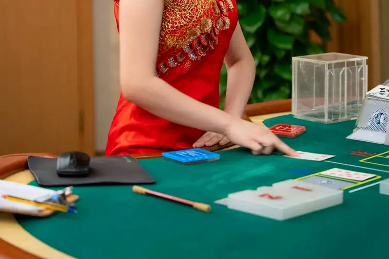 Asian croupier dealing at a live casino table – JLPUB live baccarat