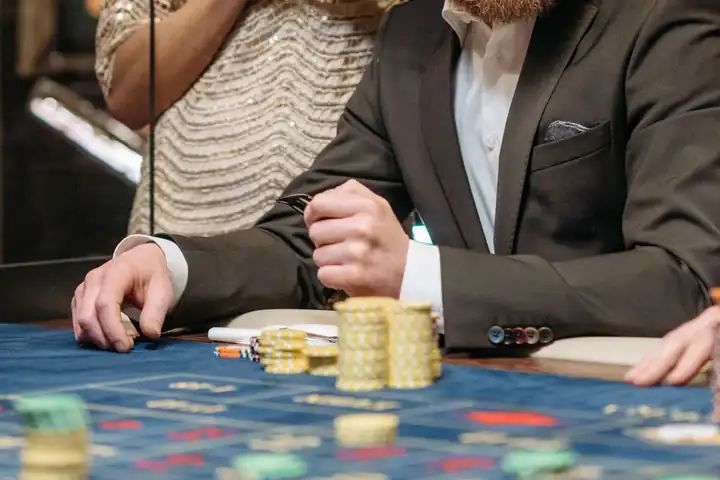 Smiling couple celebrating at a casino table – JLPUB register and login